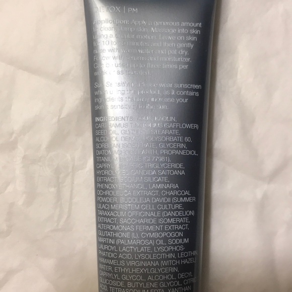 Cosmedix Detox activated charcoal mask - Picture 3 of 6